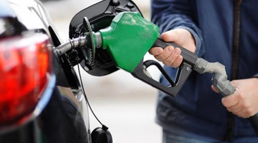Bu gece yarısından itibaren benzine 80 kuruş zam gelmesi bekleniyor