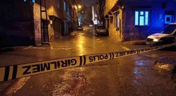 Husumetli iki ailenin kavgasında silahlar konuştu, ölü ve yaralılar var.