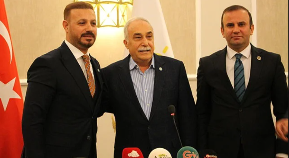 İYİ Parti Şanlıurfa İl Başkanı Fedai Çakmaklı, milletvekili adayı olmak istediği söyleyerek, İl Başkanlığı görevinden istifa edecek.