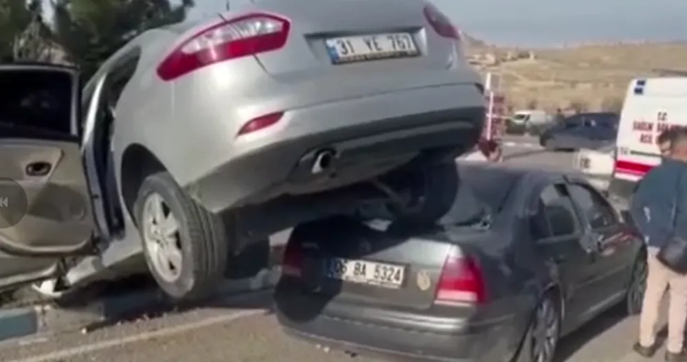 Kazaya karışan otomobil çarptığı otomobilin üstüne çıktı.