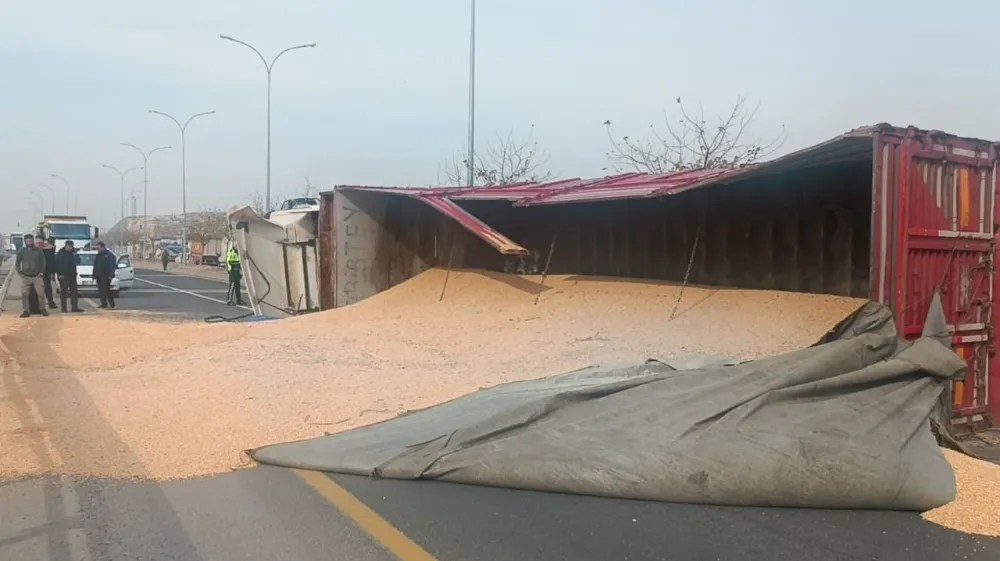 Şanlıurfa Çevre yolunda kaza: Mısır yüklü tır devrildi