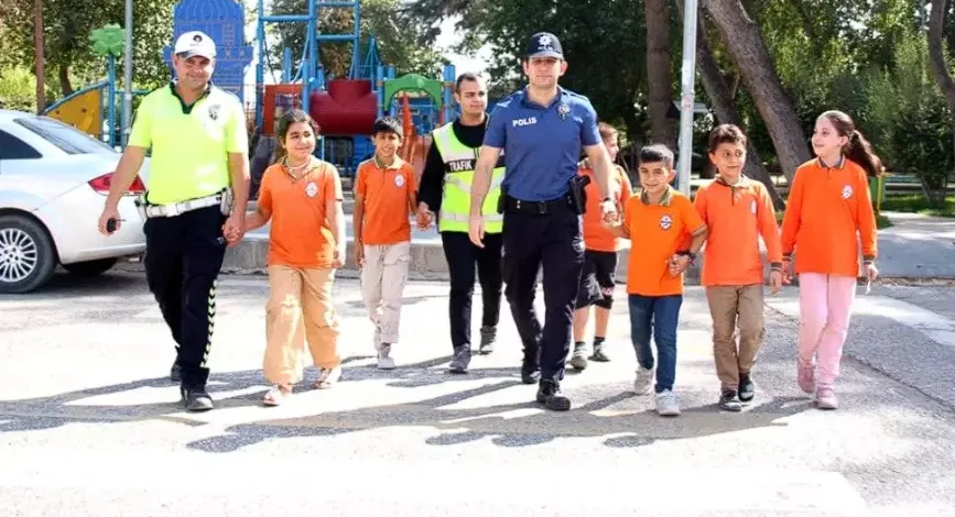 Polis abilerinden Öğrencilere Karşıdan Karşıya Geçme Eğitimi