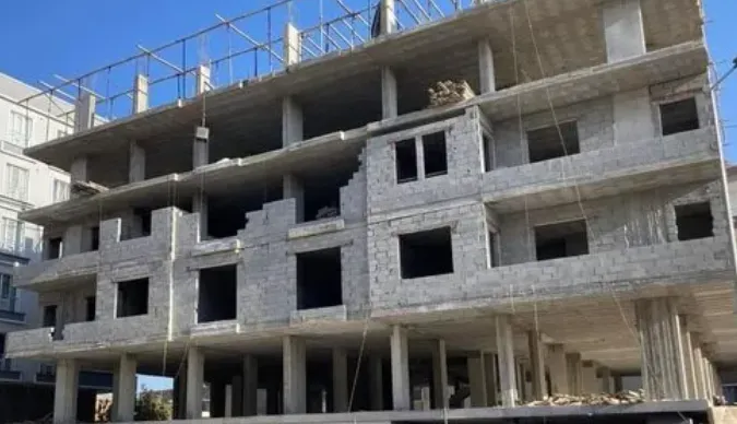 Şanlıurfa’nın Karaköprü ilçesinde bir inşaatta 23 yaşındaki bir genç ölü bulundu.