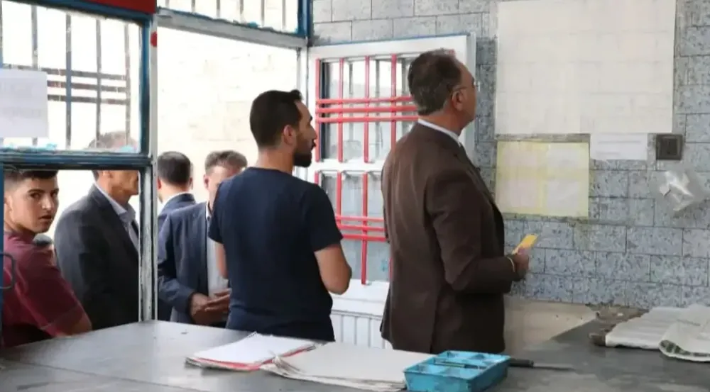 Başkan Kuş, mahalledeki borç defterlerini satın alıp yaktırdı