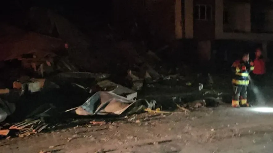 Balıkesir Sındırgı’da 6.1 Büyüklüğündeki Depremde hasarlı bina yıkıldı