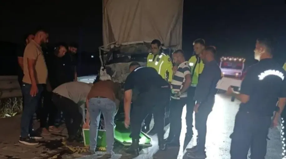 Kamyonet, önüdeki Kamyona Arkadan Çarptı: 1 Ölü, 1 Yaralı