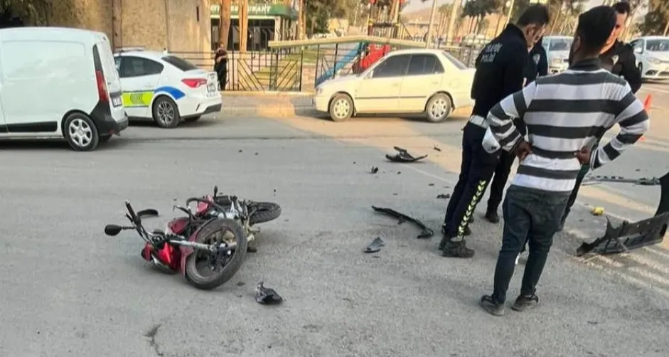 Şanlıurfa’nın Harran ilçesinde otomobil ile motosiklet çarpıştı.