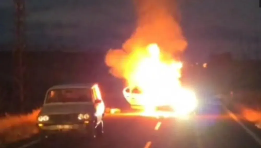 Şanlıurfa’nın Hilvan ilçesinde alev alan otomobil bomba gibi patladı