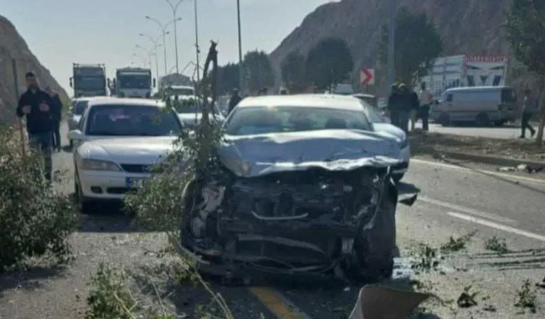 Şanlıurfa’da iki otomobil çarpıştı: Yaralılar var