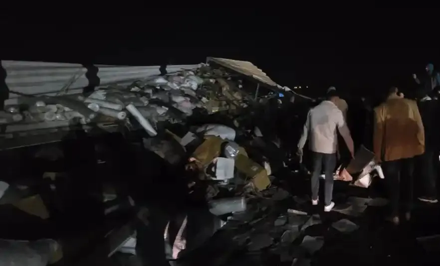 Şanlıurfa-Diyarbakır karayolunda tekstil malzemesi yüklü tırın devrildi