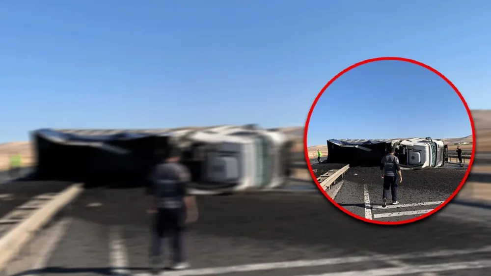 Şanlıurfa’da kum yüklü tır kontrolden çıkarak devrildi!