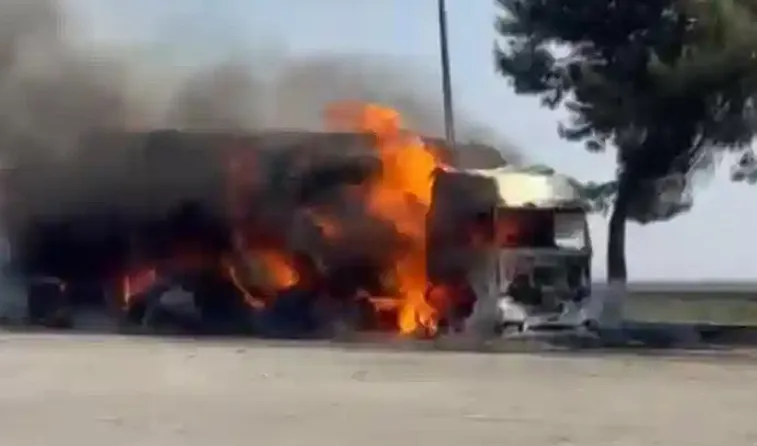 Şanlıurfa’nın Suruç ilçesinde seyir halindeki pamuk yüklü tır yandı