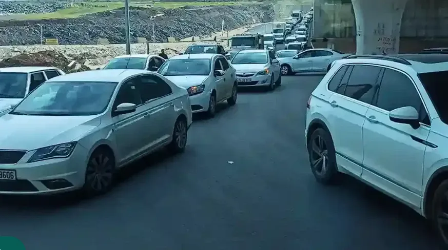 Şanlıurfa’da kuyruk en az 3 km uzadı