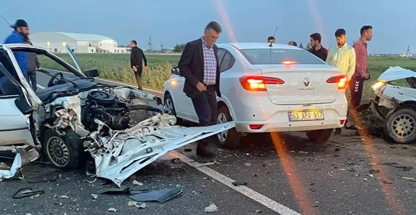 Viranşehir’de otomobiller kafa kafaya çarpıştı