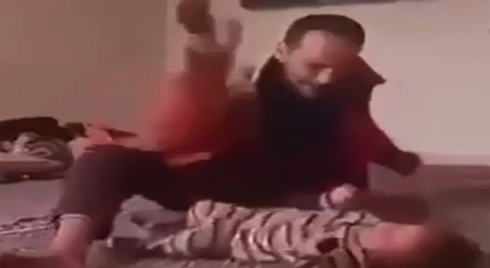 Acımasızca şiddet uygulayan vicdansız baba tutuklandı 