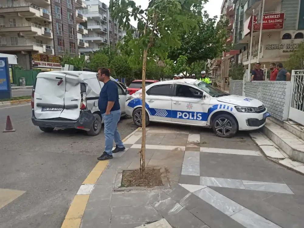 Karaköprü’de polis aracı ile otomobil çarpıştı!