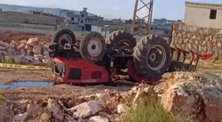 Traktörün devrilmesi sonucu 2 çocuk annesi kadın hayatını kaybetti.