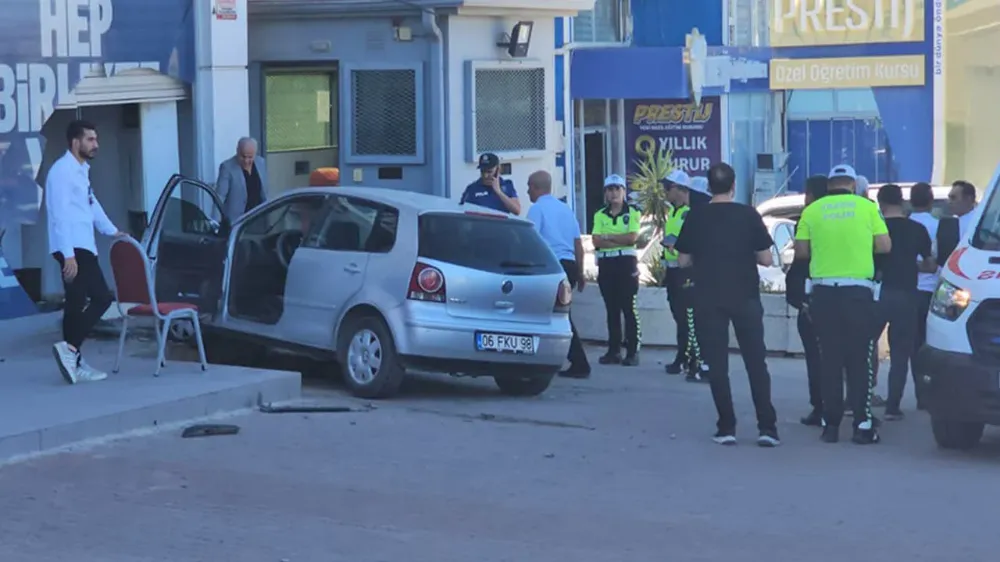 Şanlıurfa’da kontrolden çıkan araç AK Parti İl binasına daldı! 
