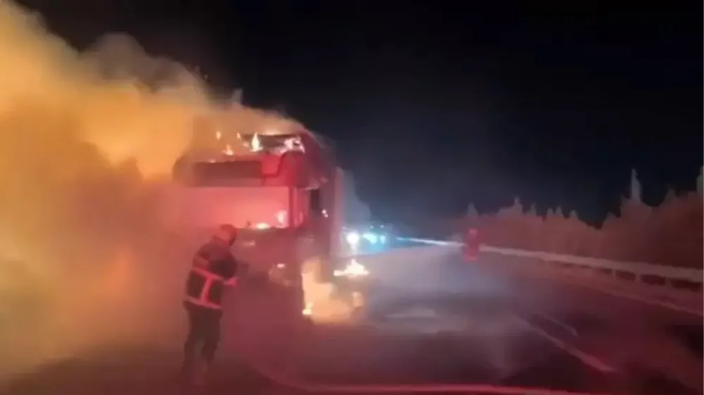 Şanlıurfa’da seyir halindeki saman yüklü tır alev alev yandı