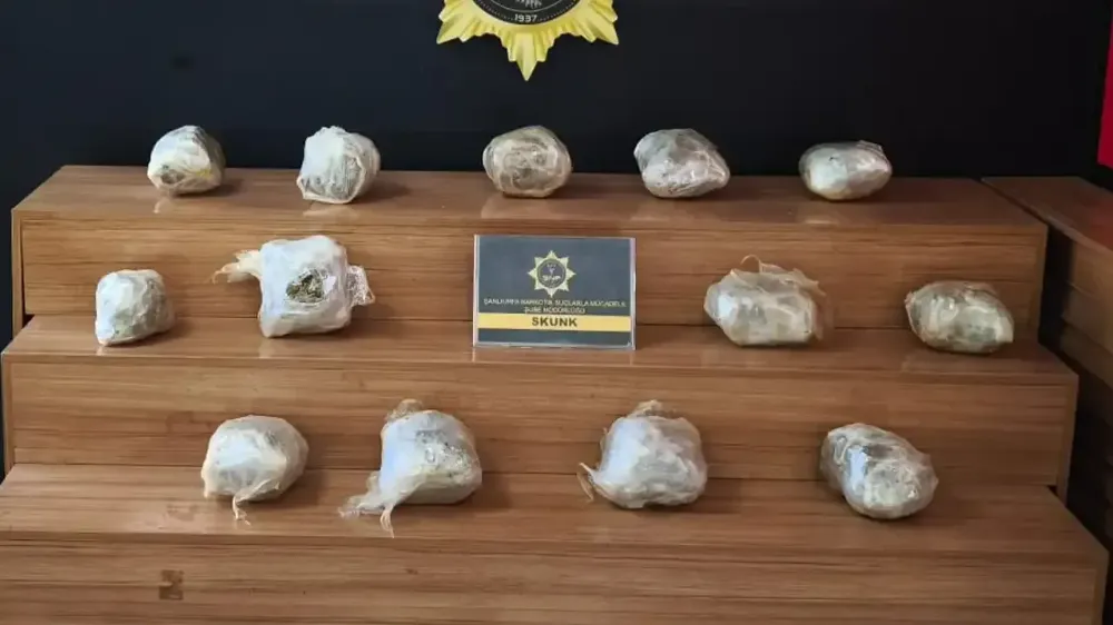 Şanlıurfa’da aranan araçta kilo kilo uyuşturucu çıktı