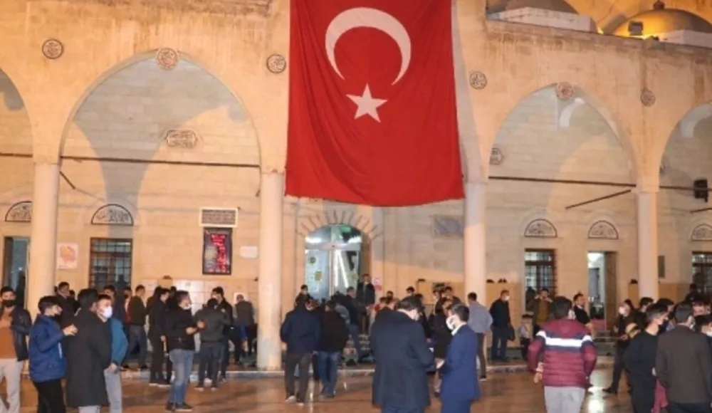 Şanlıurfa’da Mevlid kandili dolayısıyla Vatandaşlar Balıklıgöl ve camilerde buluştu