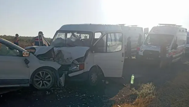 Şanlıurfa’ da minibüs ve otomobil kafa kafaya çarpıştı!