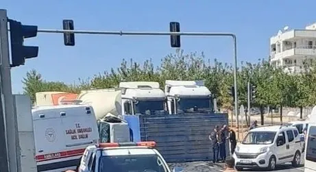 Freni patlayan kamyonet otomobile çarptı!